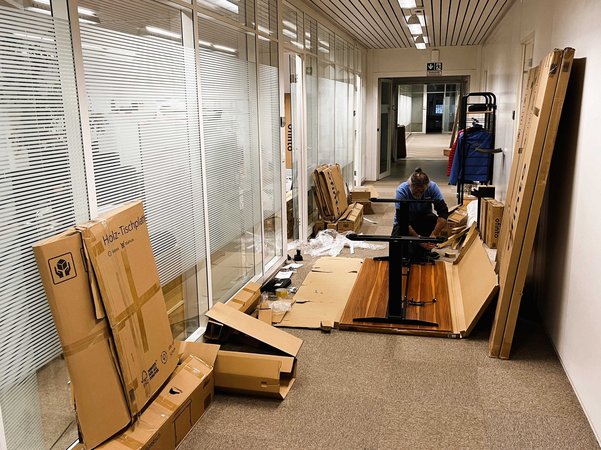 Neue Bürotische im Aufbau Neue Bürotische im Aufbau